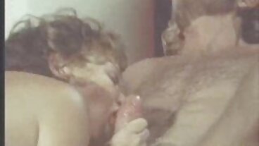 Exxxtra Small இலிருந்து மயக்கும் Skylar Vox உடன் ஹேண்ட்ஜாப் வீடியோ