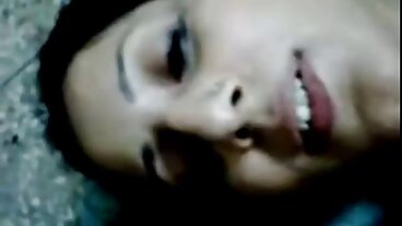 18 VideoZ இலிருந்து கவர்ச்சியான அடினாவுடன் நீண்ட கால்கள் ஆக்‌ஷன்