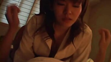 டீம் ஸ்கீட்டின் அழகான ரிலே ஜீனுடன் நடுத்தர அளவிலான மார்பகங்கள்