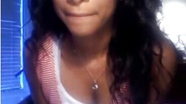 லூபட் வழங்கும் அழகான குளிர்கால ஜேட் உடன் தோள்பட்டை மீது கால்கள்